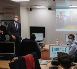 Don Felipe visita a las instalaciones del Master de Periodismo de la Universidad del País Vasco (UPV) y de El Correo